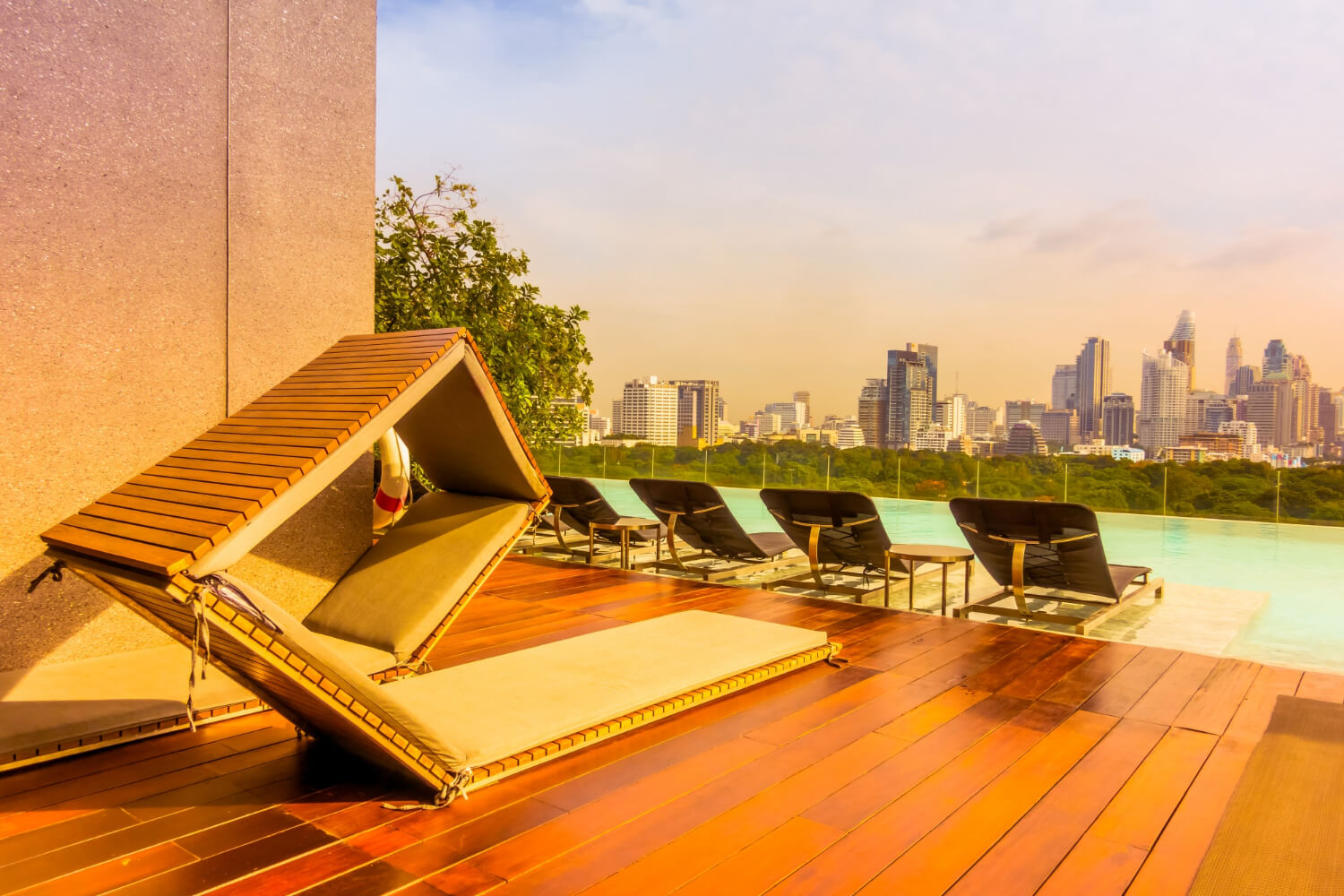 Une magnifique piscine avec vue sur la skyline de Dubaï où nous faisons un comparatif immobilier Dubaï vs France. 