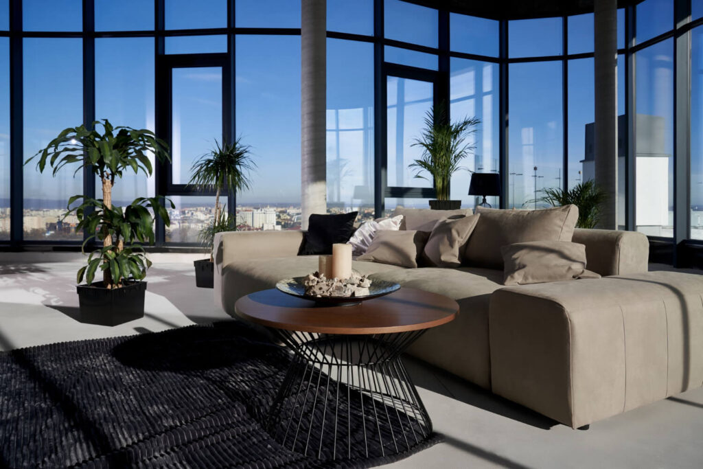 Une magnifique living room spacieux et lumineux. Nous faisons un comparatif immobilier Dubaï vs France.